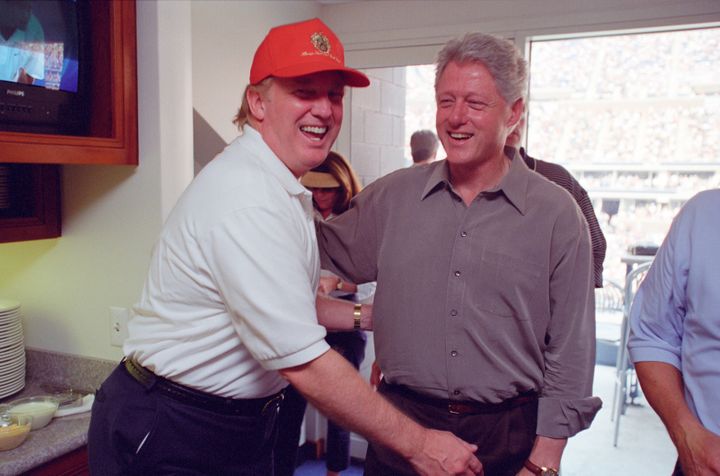 Donald Trump rigole avec le président des Etats-Unis Bill Clinton à l'US Open de Flushing, à New York, le 8 septembre 2000.&nbsp; (HANDOUT / REUTERS)