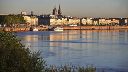 Vue sur la Garonne, avec le centre de Bordeaux en arri&egrave;re-plan, le 30 mars 2011. (STEPHANE FRANCES / AFP)