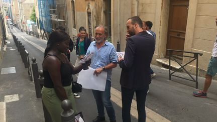 Manuel Bompard (à droite) distribue des tracts dans le quartier Belsunce à Marseille (Bouches-du-Rhône), le 25 mai 2022. (BENJAMIN MATHIEU / RADIO FRANCE)