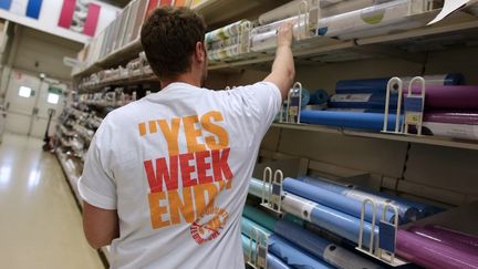 Un employ&eacute; milite pour le travail dominical au magasin Leroy Merlin de Livry-Gargan (Seine-Saint-Denis), le 6 octobre 2013.&nbsp; (KENZO TRIBOUILLARD / AFP)