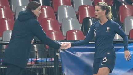 Corinne Diacre et Amandine Henry lors du match face à l'Autriche en qualifications à l'Euro 2022 (DAMIEN MEYER / AFP)