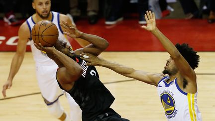 Chris Paul en attaque contre Golden State (BOB LEVEY / GETTY IMAGES NORTH AMERICA)