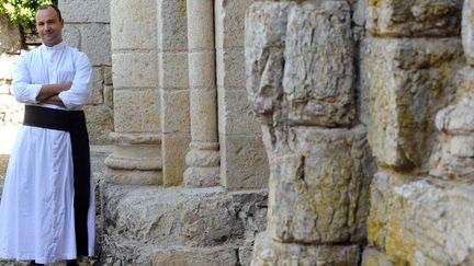 Le père Guillaume Soury-Lavergne au pied de l'abbaye de Marcilhac-sur-Célé (Lot)
 (REMY GABALDA / AFP)