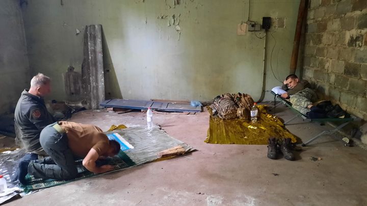 Saïd Ismagilov en prière dans la salle de repos des soldats. (GILLES GALLINARO / RADIO FRANCE)