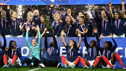 Les Françaises soulèvent le trophée du Tournoi de France, le 22 février 2022. (FRANCK FIFE / AFP)