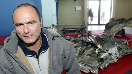 Le plongeur archéologue Luc Vanrell devant l'épave de l'avion disparu de l'auteur Antoine de Saint-Exupéry, à la base militaire d'Istres, en avril 2004. (GERARD JULIEN / AFP)