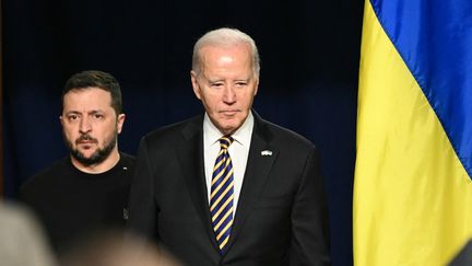 Le président américain Joe Biden et le président ukrainien Volodymyr Zelensky tiennent une conférence de presse à la Maison Blanche à Washington (Etats-Unis), le 12 décembre 2023. (MANDEL NGAN / AFP)