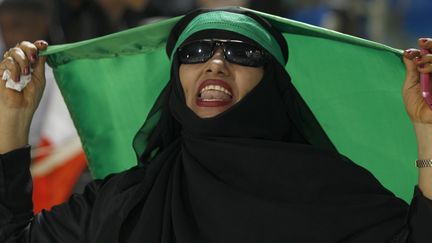 Une Saoudienne supporte l'&eacute;quipe de foot de l'Arabie saoudite, &agrave; Aden, la capitale du royaume, le 28 novembre 2010. (FADI AL-ASSAAD / REUTERS)