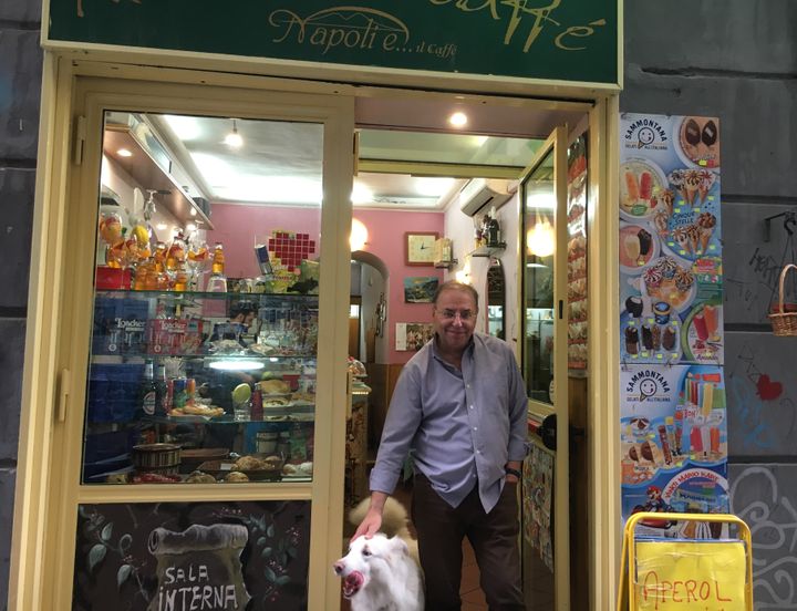 Antonio devant son café dans le quartier historique de Naples, le 23 mai 2018. (CAROLE BELINGARD / FRANCEINFO)