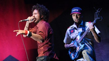 Le chanteur Zack de la Rocha et le guitariste Tom Morello de Rage Against The Machine sur scène au festival Coachella (Californie, Etats-Unis), le 29 avril 2007. (KEVIN MAZUR / WIREIMAGE / GETTY)