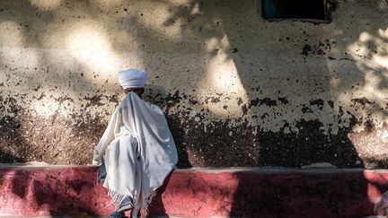 Assis sur une place de Gondar, un habitant témoigne de la bonne entente entre les musulmans, confession minoritaire dans la ville, et les chrétiens orthodoxes.&nbsp; &nbsp; &nbsp; (EDUARDO SOTERAS / AFP)