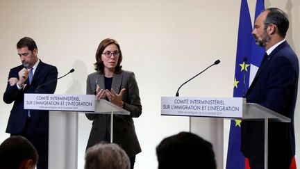 Le ministre de l'Intérieur, Christophe Castaner, la&nbsp;secrétaire d'Etat chargée des Affaires européennes, Amélie de Montchalin, et le Premier ministre, Edouard Philippe, présentent des mesures sur l'immigration, le 6 novembre 2019 à Matignon. (CHARLES PLATIAU / AFP)