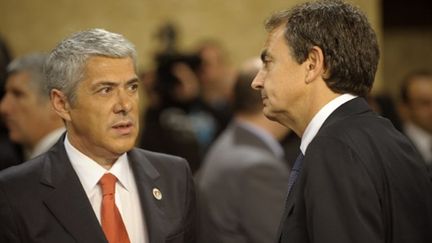 Le premier ministre portugais Jose Socrates Carvalho Pinto de Sousa avec son homologue espagnol José Luis Zapatero (AFP - MIGUEL RIOPA)