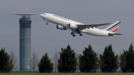 Un Airbus d'Air France décolle de l'aéroport Roissy-Charles-de-Gaulle (Val-d'Oise), le 7 mars 2017.&nbsp; (CHRISTIAN HARTMANN / REUTERS)