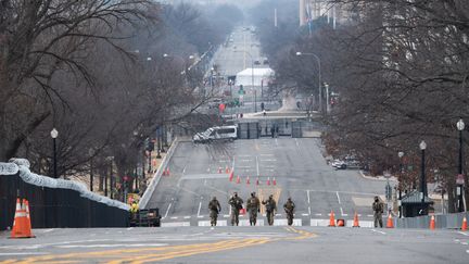 Des membres de la Garde nationale remontent une avenue le long du Capitole américain à Washington, le 15 janvier 2021. (SAUL LOEB / AFP)