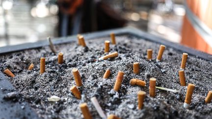 Des cigarettes dans un cendrier à Toulouse (Haute-Garonne), le 23 septembre 2022. (CHARLY TRIBALLEAU / AFP)