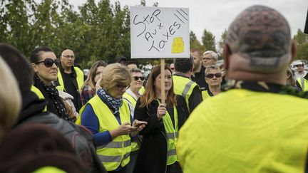 Des manifestants dans les rues de Narbonne (Aude) contre la hausse des prix du carburant, le 9 novembre 2018. (IDRISS BIGOU-GILLES / HANS LUCAS / AFP)