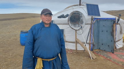 Sukhbaatar, éléveur mongol, a perdu près de la moitié de ses bêtes à cause des conditions climatiques. (SEBASTIEN BERRIOT / RADIO FRANCE)