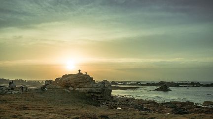 l’ensemble des côtes bretonnes, offrant constamment d’imprenables vues sur la mer. Jean-François Le Bescond (alias l’œil de Paco) originaire des Côtes d’Amor en Bretagne Nord, a d'abord été garde littoral. Après de nombreux voyages au Vietnam, dans les Balkans, en Turquie, il est revenu en Bretagne en 2012. Il a alors développé des activités de prestations photographiques et raconte la Bretagne en images.  (Jean-François Le Bescond)