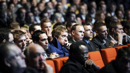 Les coureurs observent le parcours du Tour de France 2013 (LIONEL BONAVENTURE / AFP)