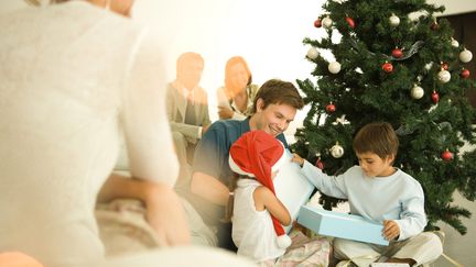 Noël : les Français découvrent leurs cadeaux au pied du sapin