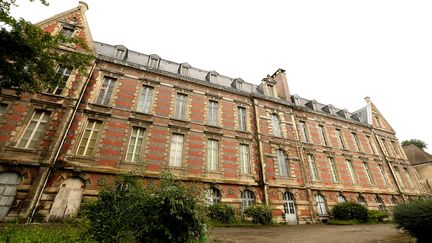 L'hôtel-Dieu, situé à Chateau-Thierry (Aisne), est aujourd'hui innaccessible. Fondé en 1304, l'édifice hospitalier prend la forme que l'on connait aujourd'hui après&nbsp;une reconstruction en 1873. Construit sur un sol argileux, il&nbsp;nécessite un investissement de 7,5 millions d'euros pour être préservé.&nbsp; (FRANCOIS NASCIMBENI / AFP)