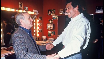 Charles Aznavour et Michel Leeb, lors de la représentation de "Je ne suis pas un homme facile", en 1993. (BERTRAND RINDOFF PETROFF / FRENCH SELECT)