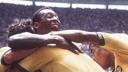 Pelé félicité par ses coéquipiers, lors de la finale de la Coupe du monde 1970 entre le Brésil et l'Italie. (SVEN SIMON / AFP)