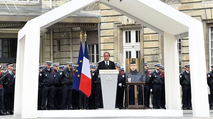 François Hollande, lors de l'hommage rendu au policier tué sur les Champs-Elysées, mardi 25 avril 2017 à Paris. (BERTRAND GUAY / AFP)