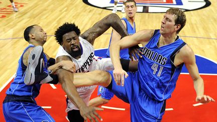 DeAndre Jordan face à Dirk Nowitzki lors de Los Angeles Clippers - Dallas Mavericks. (KEVORK DJANSEZIAN / GETTY IMAGES NORTH AMERICA)