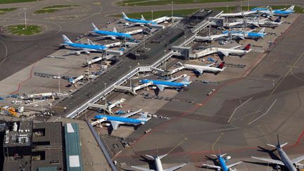 &nbsp; (L'activité de l'aéroport international d'Amsterdam-Schiphol a été très perturbée © REUTERS | Yves Herman)