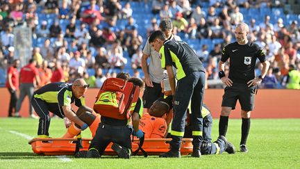 Le gardien de Clermont, Mory Diaw, évacué sur civière lors du match contre Montpellier, le 8 octobre 2023. (JEAN-MICHEL MART / MAXPPP)