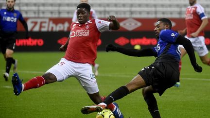 Le Rémois Yunis Abdelhamid face au Niçois Khephren Thuram (FRANCOIS LO PRESTI / AFP)