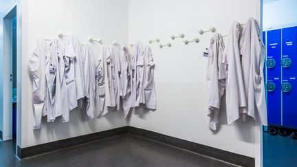 Le vestiaire de l'hôpital Foch de Suresnes, le 24 janvier 2014. Un malade du Covid-19 a reçu une greffe des poumons dans cet établissement le 1er novembre 2020. (VOISIN / PHANIE / AFP)