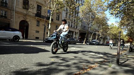 Un cycliste sur un "fatbike", à Paris, le 16 octobre 2024. (BRUNO LEVESQUE / MAXPPP)