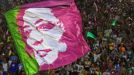 Un drapeau à l'effigie de Marielle Franco lors du Carnaval de Rio, le 5 mars 2019 (CARL DE SOUZA / AFP)