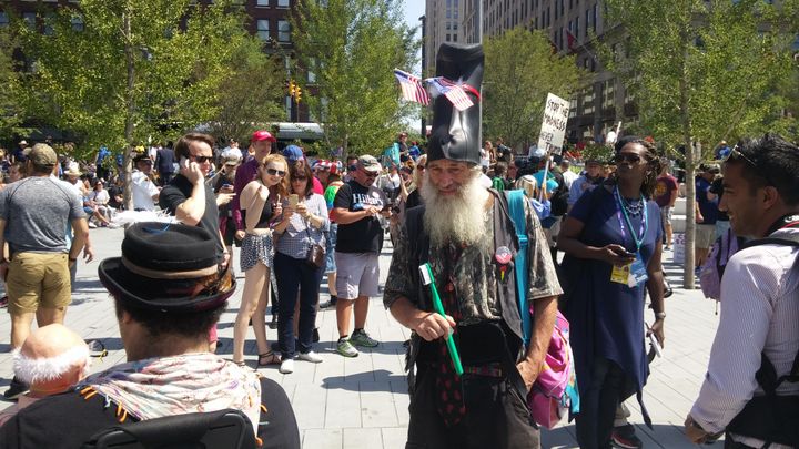 Vermin Supreme, ancien candidat aux primaires libertariennes déambule en marge de la convention républicaine, à Cleveland (Etats-Unis), le 20 juillet 2016. (MATHIEU DEHLINGER / FRANCETV INFO)