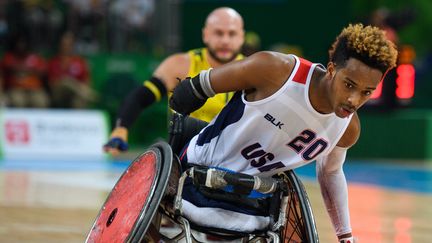 L'athlète américain&nbsp;Joshua Brewer garde l'équilibre lors de la finale de&nbsp;rugby-fauteuil entre l'Australie et les Etats-Unis. Le rugby-fauteuil, aussi&nbsp;appelé "murderball", est le sport le plus violent et le plus spectaculaire des Jeux paralympiques. (BOB MARTIN FOR OIS/IOC / AFP)