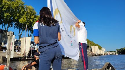 Le défilé des drapeaux sur les bords de Loire à Orléans. (CECILIA BERDER / FRANCEINFO / RADIO FRANCE)