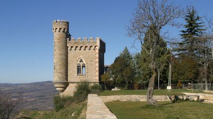 Vue de la tour Magdala à Rennes-le-Château. Ce village abriterait toujours le trésor de l'Abbé Saunière. En 1999, il était dit que le trésor n'était plus à Rennes, mais dans une île de la Baltique où, jadis, l'avaient emporté les Templiers, sentant leur mort prochaine... (NICOLAS TUCAT / MAXPPP)