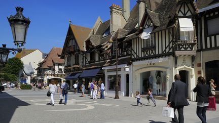 Un décret publié le 7 février 2016 crée une zone touristique internationale a été créée à Deauville (Calvados), permettant l'ouverture des magasins le soir et jusqu'à minuit. (RIEGER BERTRAND / HEMIS.FR / AFP)