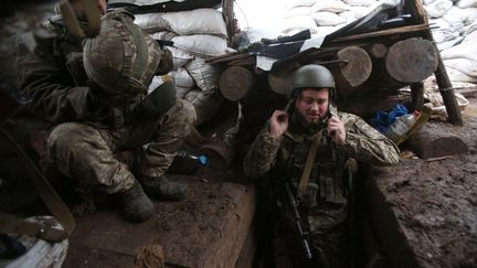 Des soldats ukrainiens à la frontière avec la Russie, le 28 novembre 2021. (ANATOLII STEPANOV / ANADOLU AGENCY / AFP)