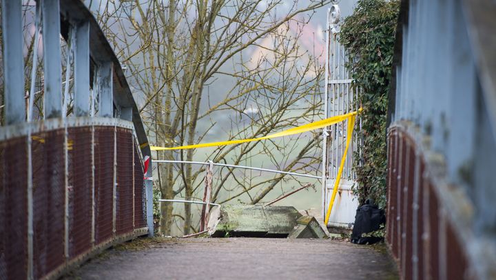 Le pont qui m&egrave;ne au cimeti&egrave;re juif de Sarre-Union (Bas-Rhin), et la grille &agrave; moiti&eacute; arrach&eacute;e, le 16 f&eacute;vrier 2015. (OLIVER DIETZE / DPA / AFP)