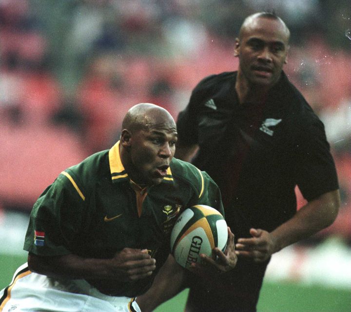 L'ailier des Springboks, Chester Williams, lors d'un match face &agrave; la Nouvelle-Z&eacute;lande, &agrave; Johannesburg (Afrique du Sud) le 19 ao&ucirc;t 2000.&nbsp; (DAVID ROGERS / GETTY IMAGES EUROPE)