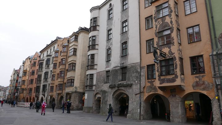 Dans le centre historique piéton d'Innsbruck, la capitale du Tyrol.&nbsp; (EMMANUEL LANGLOIS / FRANCE INFO)