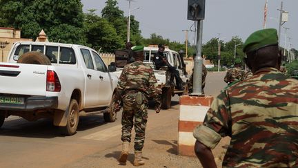 Des soldats contrôlent les véhicules entrant dans l'ambassade de France, à Niamey, au Niger, le 31 août 2023. (BALIMA BOUREIMA / ANADOLU AGENCY / AFP)