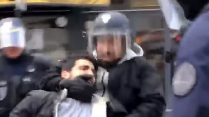 Une capture d'écran de la vidéo tournée le 1er mai 2018 sur la place de la Contrescarpe à Paris. (TAHA BOUHAFS / AFP)