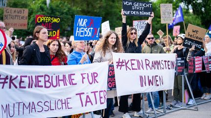 Ce jeudi 26 juillet, des manifestants brandissent des pancartes et des banderoles "Pas de Rammstein à Vienne". (GEORG HOCHMUTH / APA)