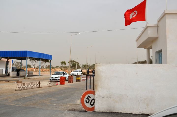 Point de passage&nbsp;de Ras Jédir entre la Tunisie et la Libye, le 22 mars 2016. Les deux pays ont quelque 500 kilomètres de frontière commune. Avec l'Algérie, la Libye a près d'un millier de kilomètres de frontière commune. (FATHI NASRI / AFP)