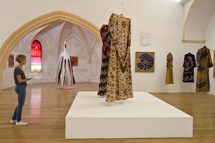 Exposition "Afghanistan, tisser l'horizon à l'infini, Regards croisés entre Kaboul et Arles" (jusqu'au 7 janvier 2024) à la Chapelle du Méjan à Arles (SYLVAIN THOMAS / AFP)